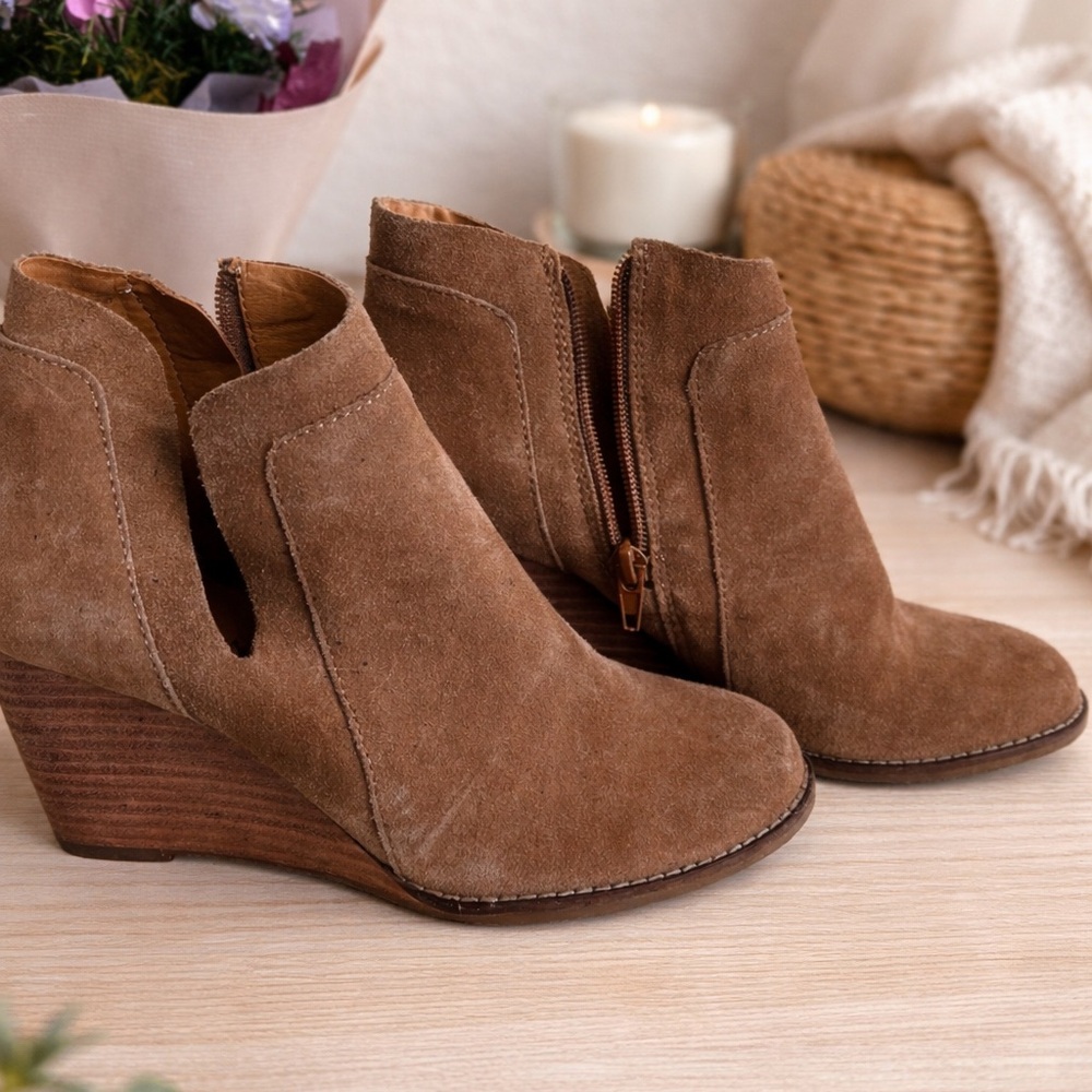 Lucky Brand Tan Suede Ankle Booties. Cute and comfortable. Leather shoes